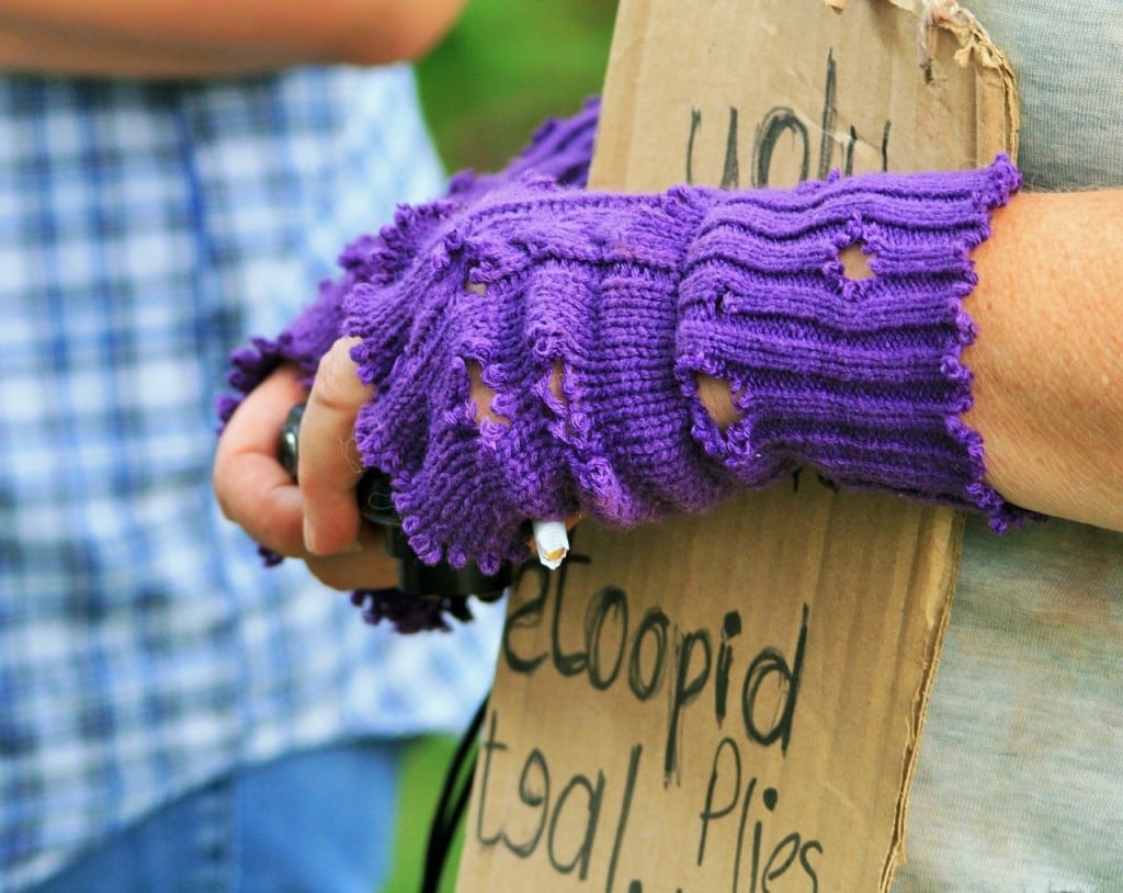 Homeless Woman_with sign 